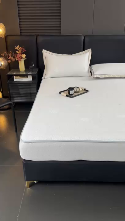 91家纺网 家纺一手货源 找家纺 牵梦萦家纺 2026新款立体浮雕压花工艺凉感豆豆凉席-床笠款 豆豆彩蝶-米白色