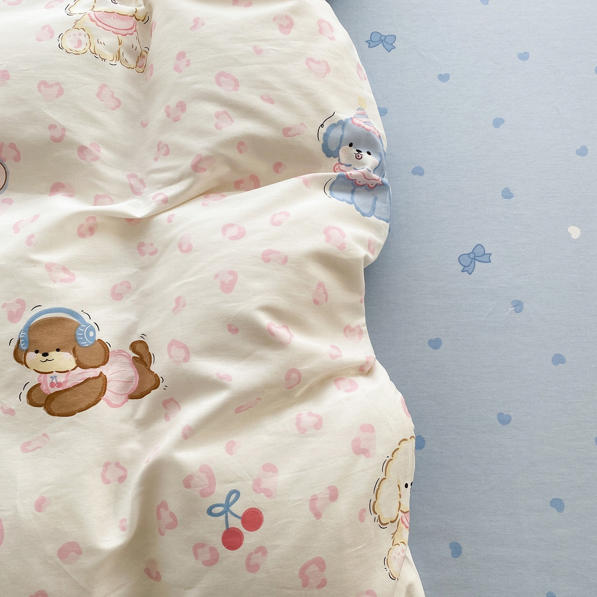 91家纺网 家纺一手货源 找家纺 钰锦珀家纺 2026新款13070全棉直角床单三件套四件套 小狗日记