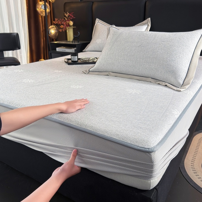 91家纺网 家纺一手货源 找家纺 牵梦萦家纺 2026新款立体浮雕压花工艺凉感豆豆凉席-床笠款 豆豆彩蝶-浅灰色