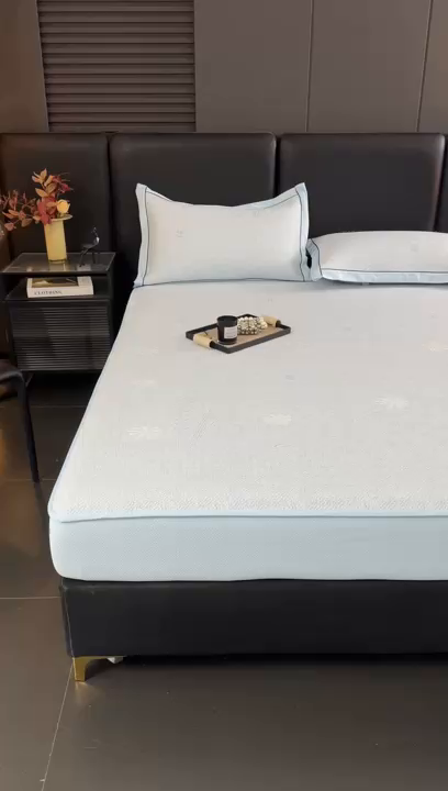 91家纺网 家纺一手货源 找家纺 牵梦萦家纺 2026新款立体浮雕压花工艺凉感豆豆凉席-床笠款 豆豆彩蝶-浅蓝色