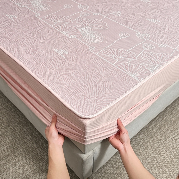 91家纺网 家纺一手货源 找家纺 牵梦萦家纺 2026新款立体浮雕压花工艺凉感豆豆凉席-床笠款 豆豆荷塘月色-粉色