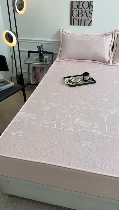 91家纺网 家纺一手货源 找家纺 牵梦萦家纺 2026新款立体浮雕压花工艺凉感豆豆凉席-床笠款 豆豆荷塘月色-粉色