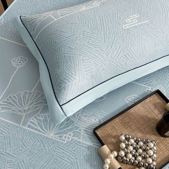 91家纺网 家纺一手货源 找家纺 牵梦萦家纺 2026新款立体浮雕压花工艺凉感豆豆凉席-床笠款 豆豆荷塘月色-蓝色