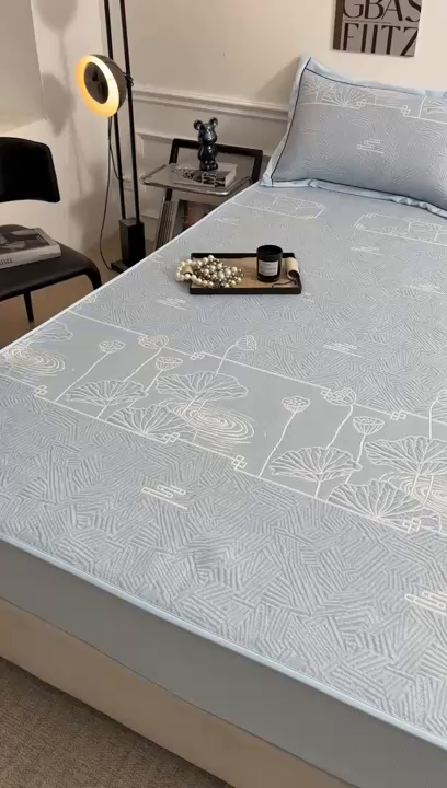 91家纺网 家纺一手货源 找家纺 牵梦萦家纺 2026新款立体浮雕压花工艺凉感豆豆凉席-床笠款 豆豆荷塘月色-蓝色