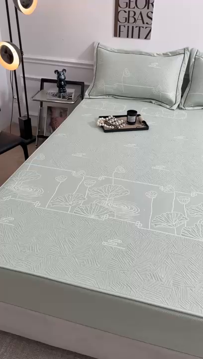 91家纺网 家纺一手货源 找家纺 牵梦萦家纺 2026新款立体浮雕压花工艺凉感豆豆凉席-床笠款 豆豆荷塘月色-绿色