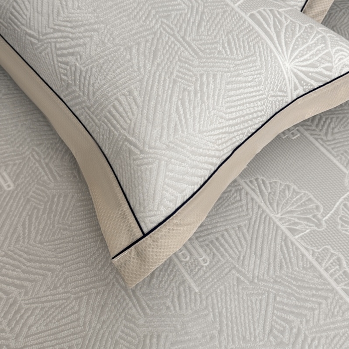 91家纺网 家纺一手货源 找家纺 牵梦萦家纺 2026新款立体浮雕压花工艺凉感豆豆凉席-床笠款 豆豆荷塘月色-浅灰色