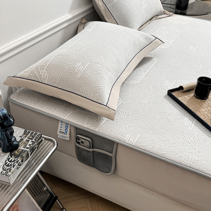 91家纺网 家纺一手货源 找家纺 牵梦萦家纺 2026新款立体浮雕压花工艺凉感豆豆凉席-床笠款 豆豆荷塘月色-浅灰色