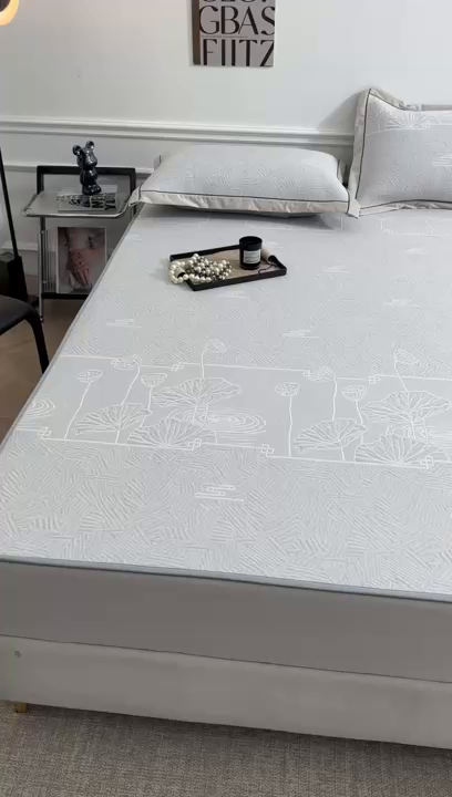 91家纺网 家纺一手货源 找家纺 牵梦萦家纺 2026新款立体浮雕压花工艺凉感豆豆凉席-床笠款 豆豆荷塘月色-浅灰色