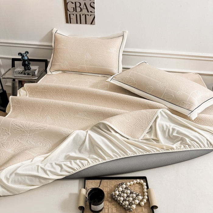 91家纺网 家纺一手货源 找家纺 牵梦萦家纺 2026新款立体浮雕压花工艺凉感豆豆凉席-床笠款 豆豆荷塘月色-浅杏色