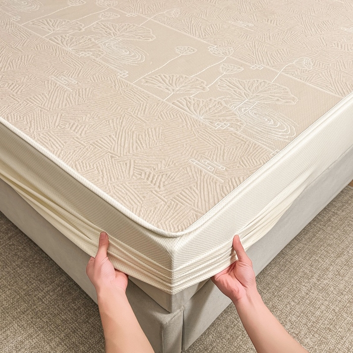 91家纺网 家纺一手货源 找家纺 牵梦萦家纺 2026新款立体浮雕压花工艺凉感豆豆凉席-床笠款 豆豆荷塘月色-浅杏色