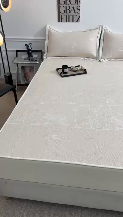 91家纺网 家纺一手货源 找家纺 牵梦萦家纺 2026新款立体浮雕压花工艺凉感豆豆凉席-床笠款 豆豆荷塘月色-浅杏色