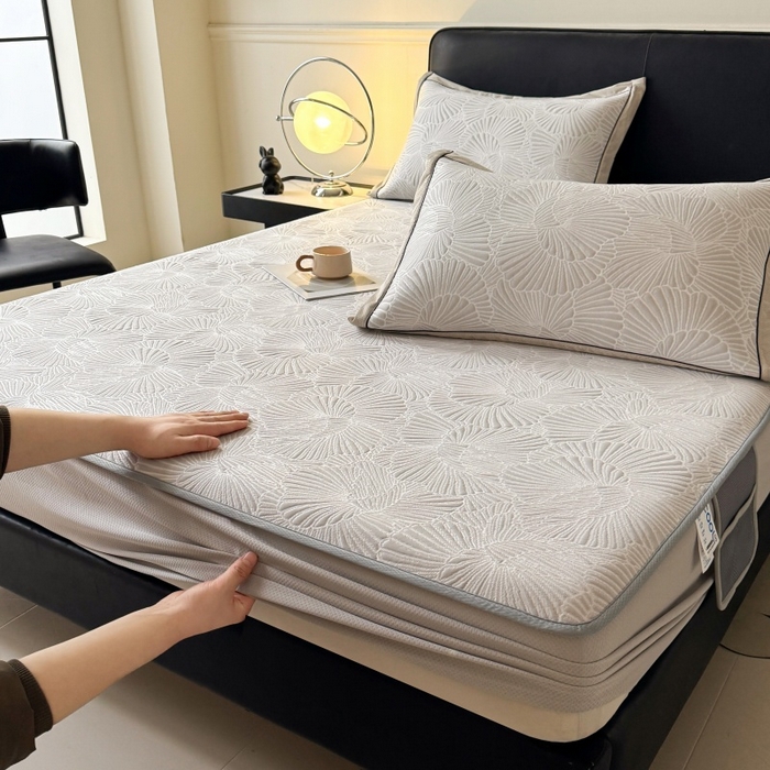 91家纺网 家纺一手货源 找家纺 牵梦萦家纺 2026新款立体浮雕压花工艺凉感豆豆凉席-床笠款 豆豆银杏叶-浅灰色