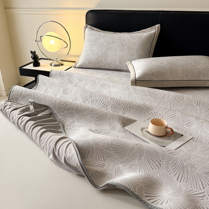 91家纺网 家纺一手货源 找家纺 牵梦萦家纺 2026新款立体浮雕压花工艺凉感豆豆凉席-床笠款 豆豆银杏叶-浅灰色