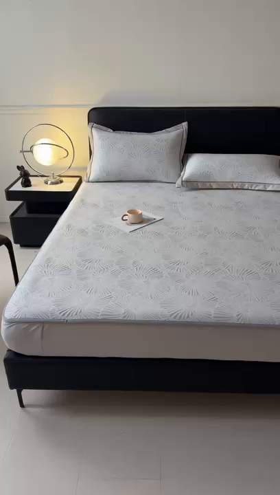 91家纺网 家纺一手货源 找家纺 牵梦萦家纺 2026新款立体浮雕压花工艺凉感豆豆凉席-床笠款 豆豆银杏叶-浅灰色