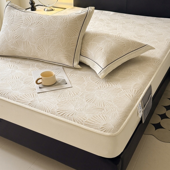 91家纺网 家纺一手货源 找家纺 牵梦萦家纺 2026新款立体浮雕压花工艺凉感豆豆凉席-床笠款 豆豆银杏叶-奶白色