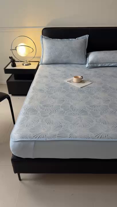 91家纺网 家纺一手货源 找家纺 牵梦萦家纺 2026新款立体浮雕压花工艺凉感豆豆凉席-床笠款 豆豆银杏叶-蓝色