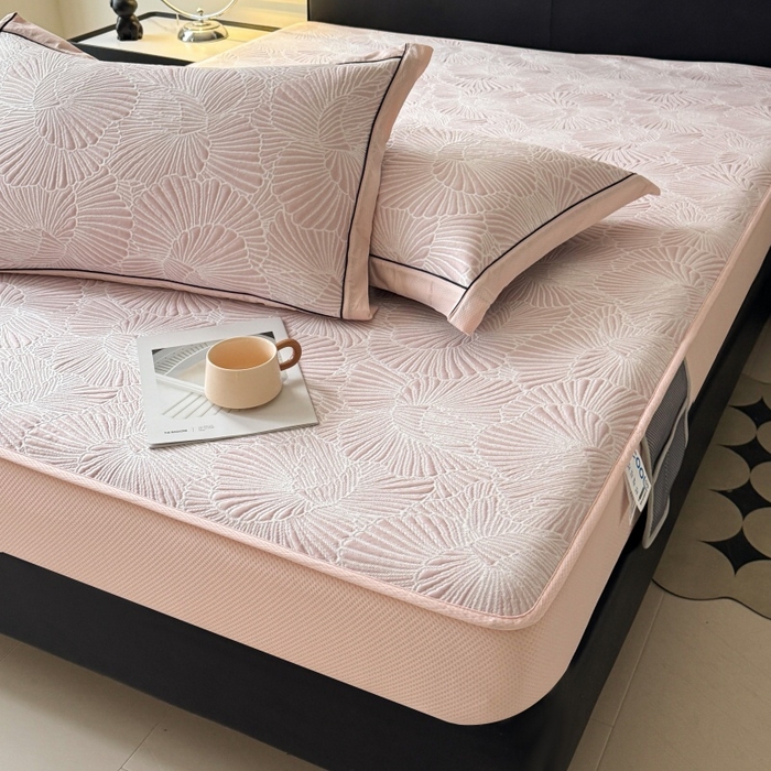 91家纺网 家纺一手货源 找家纺 牵梦萦家纺 2026新款立体浮雕压花工艺凉感豆豆凉席-床笠款 豆豆银杏叶-粉色