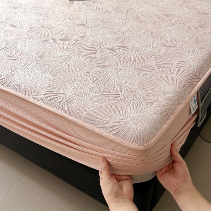 91家纺网 家纺一手货源 找家纺 牵梦萦家纺 2026新款立体浮雕压花工艺凉感豆豆凉席-床笠款 豆豆银杏叶-粉色