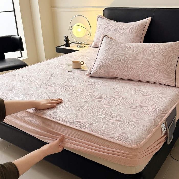 91家纺网 家纺一手货源 找家纺 牵梦萦家纺 2026新款立体浮雕压花工艺凉感豆豆凉席-床笠款 豆豆银杏叶-粉色