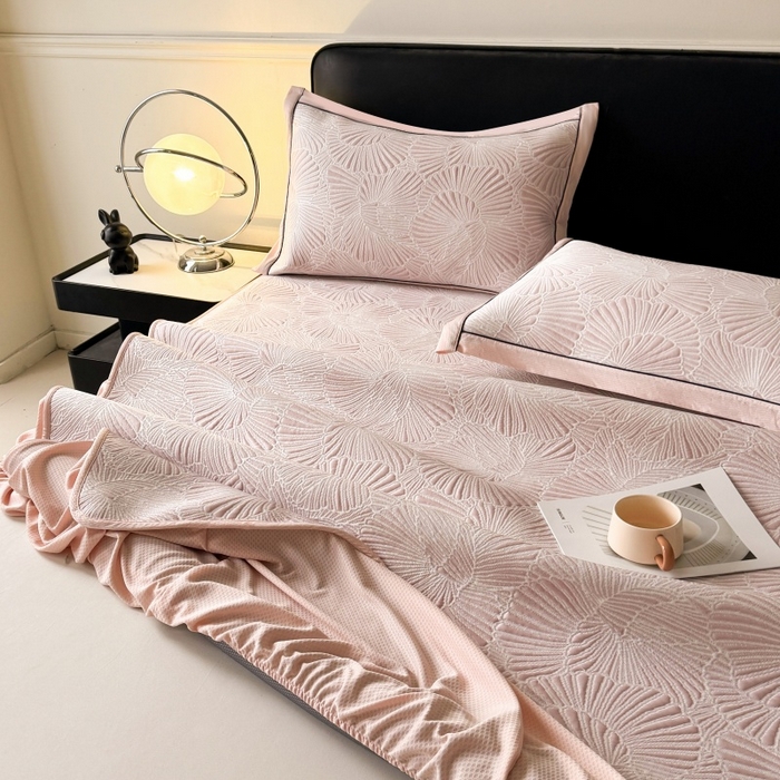 91家纺网 家纺一手货源 找家纺 牵梦萦家纺 2026新款立体浮雕压花工艺凉感豆豆凉席-床笠款 豆豆银杏叶-粉色