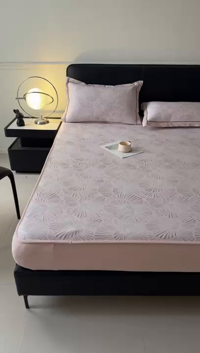 91家纺网 家纺一手货源 找家纺 牵梦萦家纺 2026新款立体浮雕压花工艺凉感豆豆凉席-床笠款 豆豆银杏叶-粉色