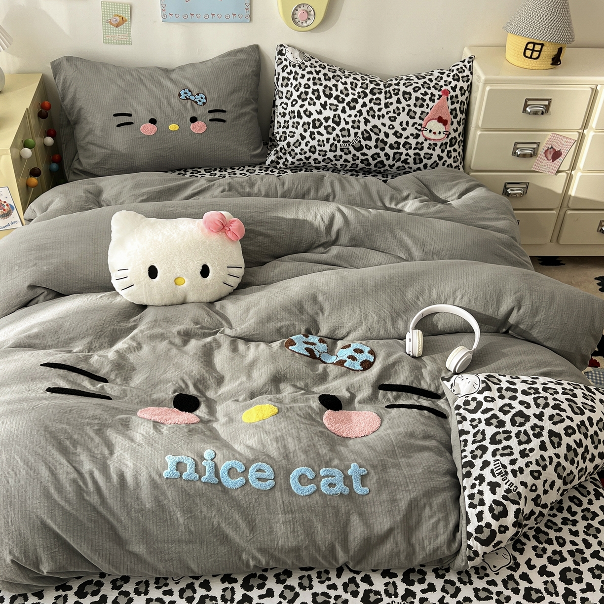 91家纺网 家纺一手货源 找家纺 花伞家居 2026新款表情喵毛巾绣A类皱皱纱四件套含买家秀 表情喵-松烟灰