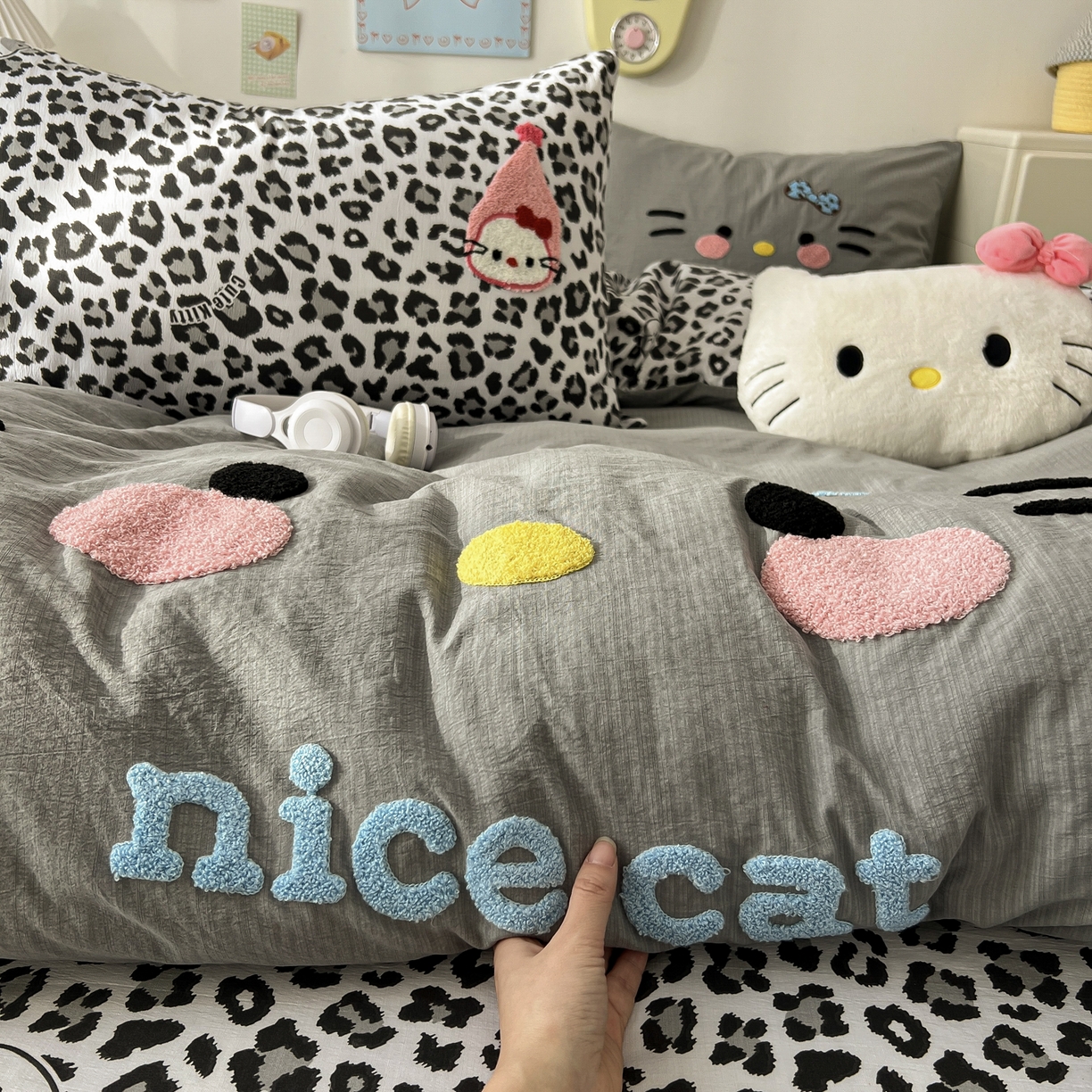 91家纺网 家纺一手货源 找家纺 花伞家居 2026新款表情喵毛巾绣A类皱皱纱四件套含买家秀 表情喵-松烟灰