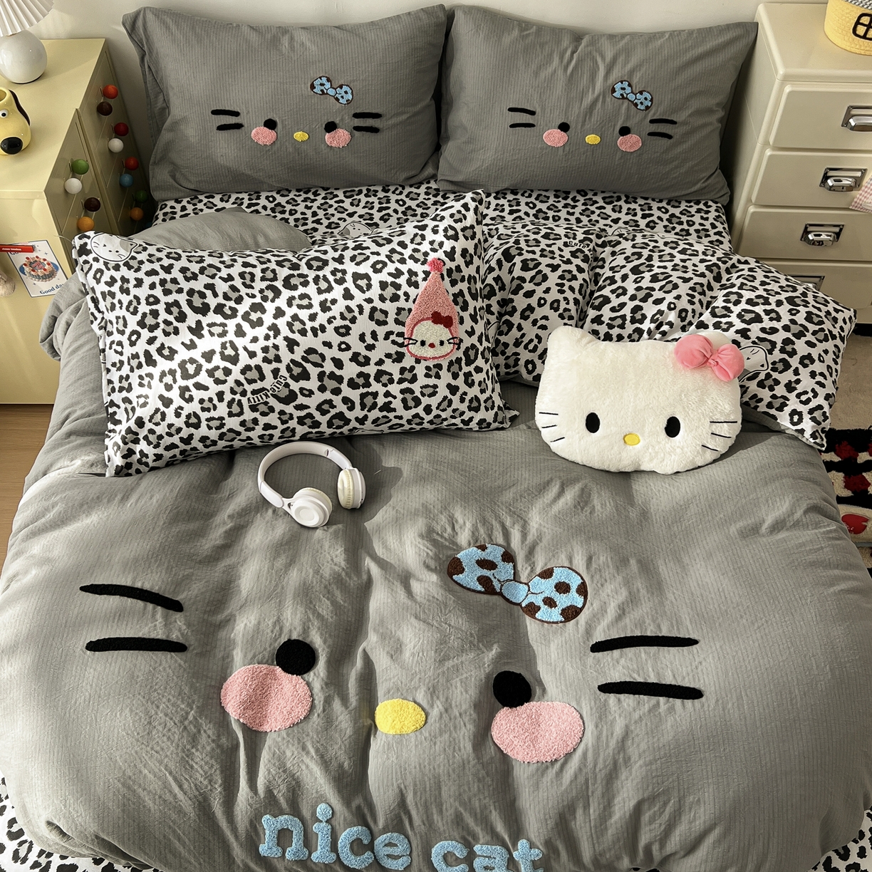 91家纺网 家纺一手货源 找家纺 花伞家居 2026新款表情喵毛巾绣A类皱皱纱四件套含买家秀 表情喵-松烟灰