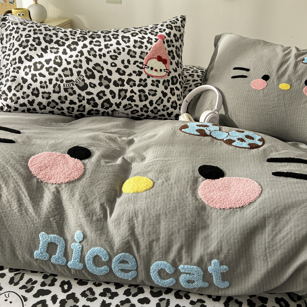 91家纺网 家纺一手货源 找家纺 花伞家居 2026新款表情喵毛巾绣A类皱皱纱四件套含买家秀 表情喵-松烟灰