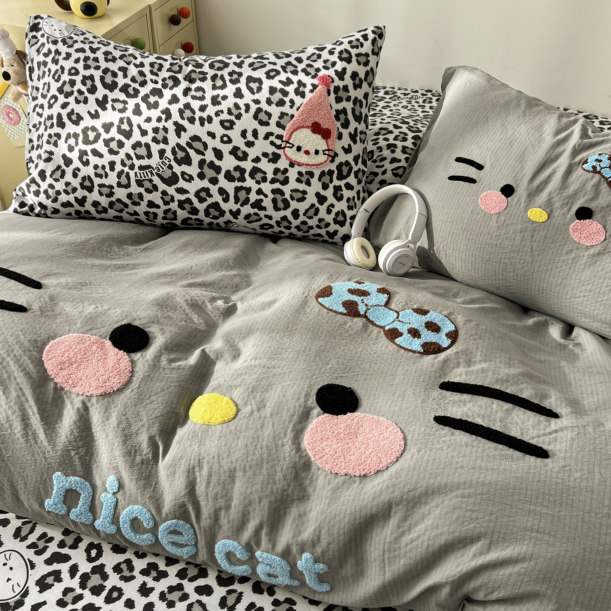 91家纺网 家纺一手货源 找家纺 花伞家居 2026新款表情喵毛巾绣A类皱皱纱四件套含买家秀 表情喵-松烟灰