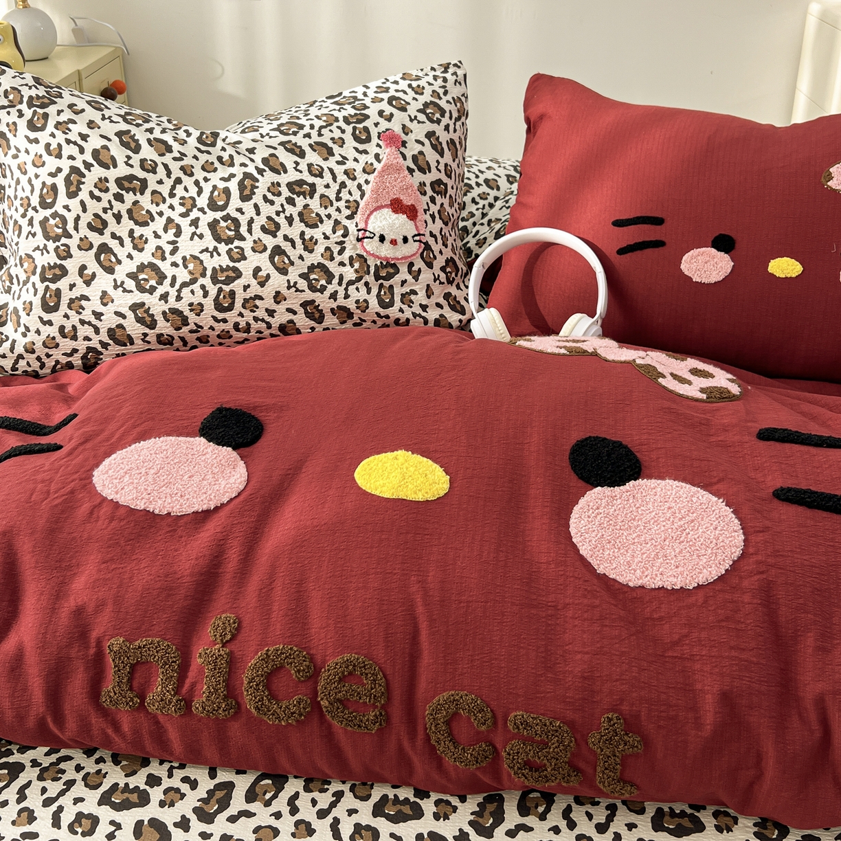 91家纺网 家纺一手货源 找家纺 花伞家居 2026新款表情喵毛巾绣A类皱皱纱四件套含买家秀 表情喵-绛红