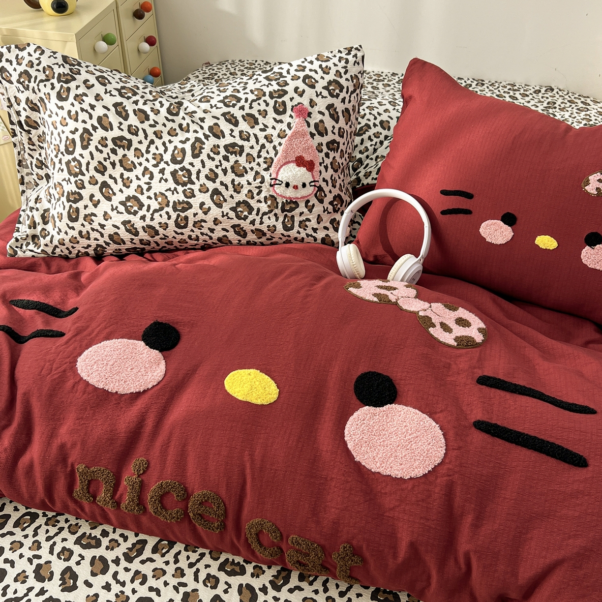 91家纺网 家纺一手货源 找家纺 花伞家居 2026新款表情喵毛巾绣A类皱皱纱四件套含买家秀 表情喵-绛红