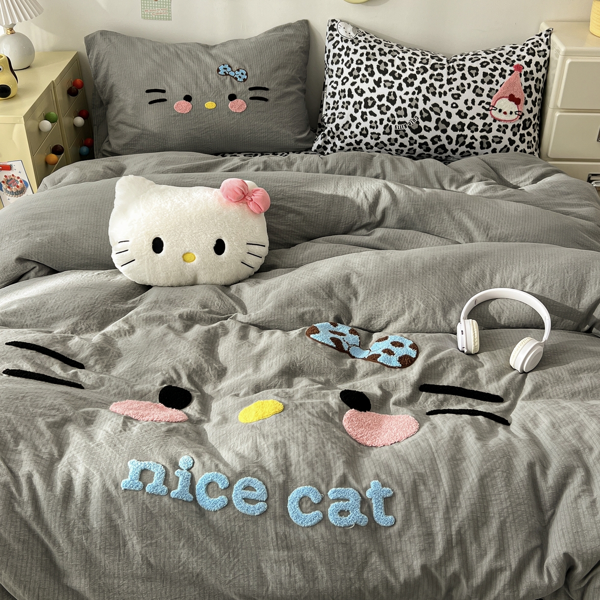 91家纺网 家纺一手货源 找家纺 花伞家居 2026新款表情喵毛巾绣A类皱皱纱四件套含买家秀 表情喵-松烟灰