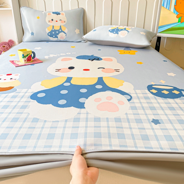 91家纺网 家纺一手货源 找家纺 柒月家居 2026新款大版印花碳光冰丝席床笠款凉席 床笠-茶茶蓝猫