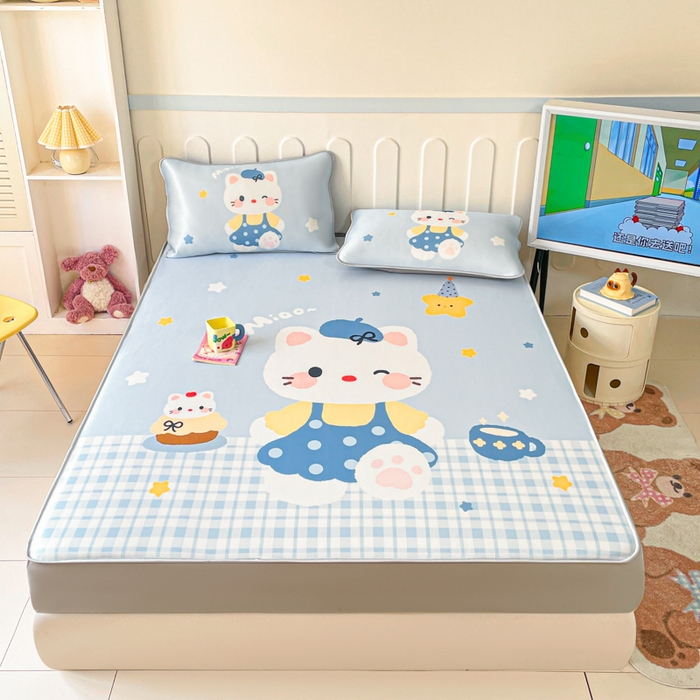 91家纺网 家纺一手货源 找家纺 柒月家居 2026新款大版印花碳光冰丝席床笠款凉席 床笠-茶茶蓝猫