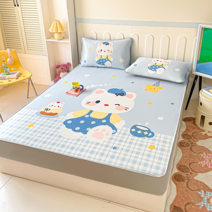 91家纺网 家纺一手货源 找家纺 柒月家居 2026新款大版印花碳光冰丝席床笠款凉席 床笠-茶茶蓝猫