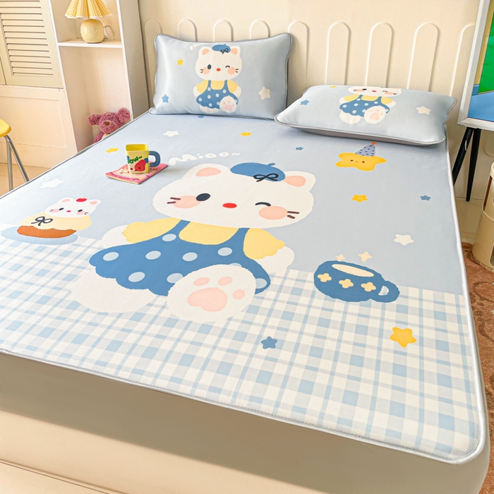 91家纺网 家纺一手货源 找家纺 柒月家居 2026新款大版印花碳光冰丝席床笠款凉席 床笠-茶茶蓝猫