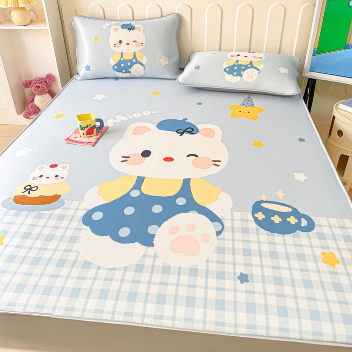 91家纺网 家纺一手货源 找家纺 柒月家居 2026新款大版印花碳光冰丝席床笠款凉席 床笠-茶茶蓝猫