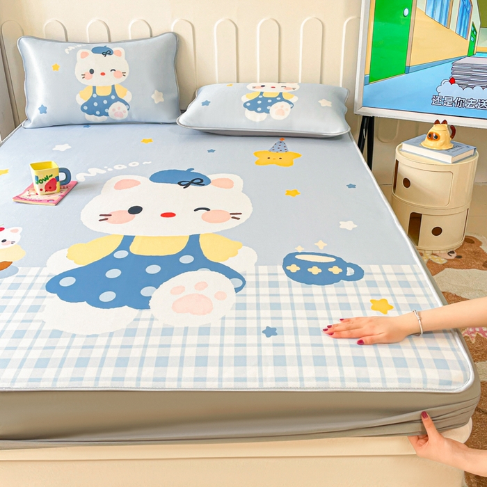 91家纺网 家纺一手货源 找家纺 柒月家居 2026新款大版印花碳光冰丝席床笠款凉席 床笠-茶茶蓝猫