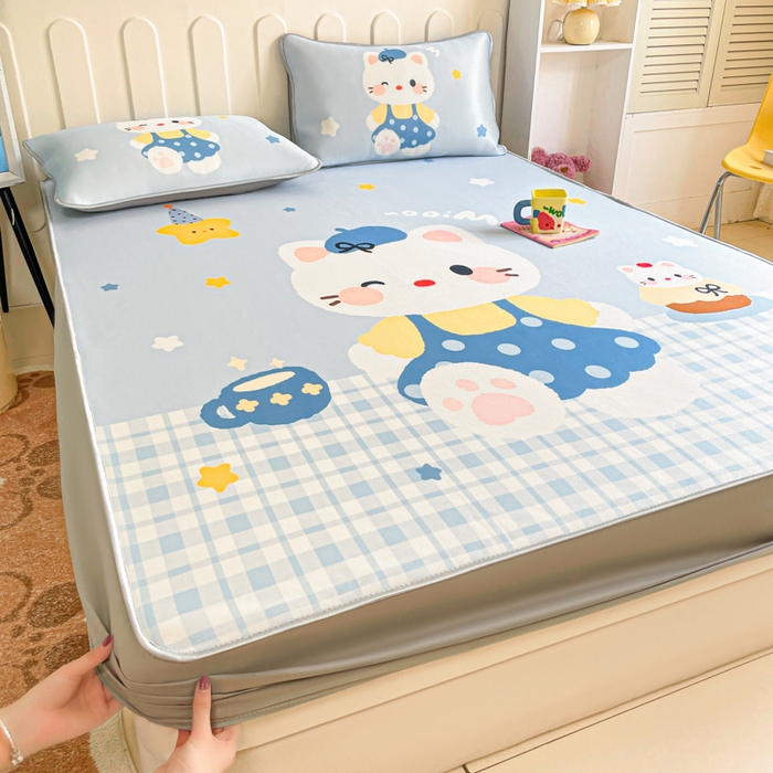 91家纺网 家纺一手货源 找家纺 柒月家居 2026新款大版印花碳光冰丝席床笠款凉席 床笠-茶茶蓝猫