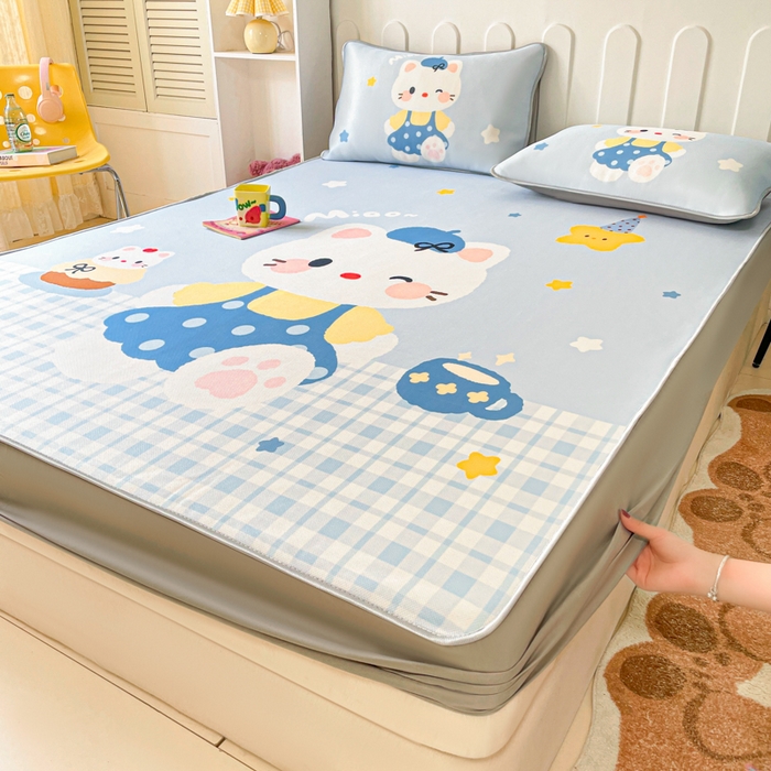 91家纺网 家纺一手货源 找家纺 柒月家居 2026新款大版印花碳光冰丝席床笠款凉席 床笠-茶茶蓝猫