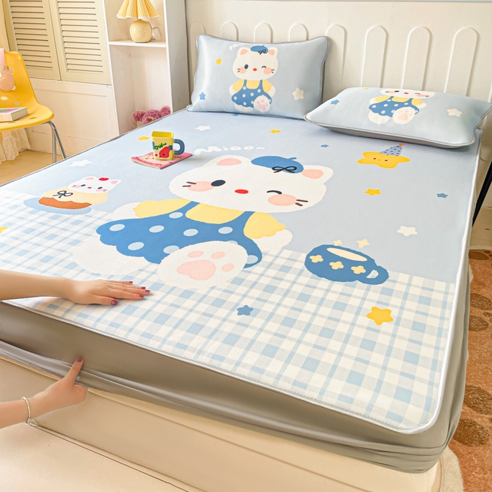 91家纺网 家纺一手货源 找家纺 柒月家居 2026新款大版印花碳光冰丝席床笠款凉席 床笠-茶茶蓝猫