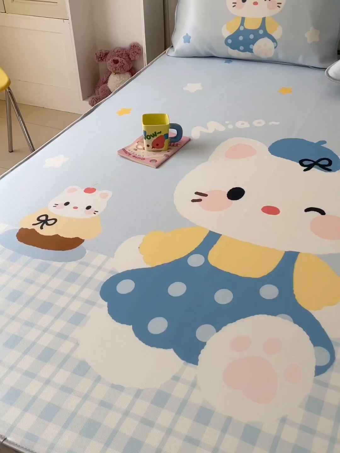 91家纺网 家纺一手货源 找家纺 柒月家居 2026新款大版印花碳光冰丝席床笠款凉席 床笠-茶茶蓝猫