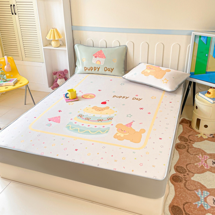 91家纺网 家纺一手货源 找家纺 柒月家居 2026新款大版印花碳光冰丝席床笠款凉席 床笠-蛋糕汪汪