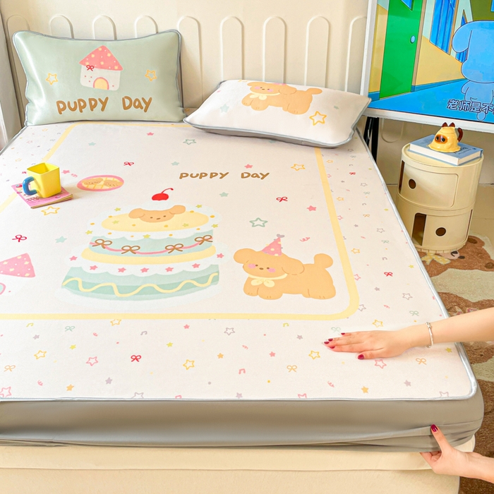 91家纺网 家纺一手货源 找家纺 柒月家居 2026新款大版印花碳光冰丝席床笠款凉席 床笠-蛋糕汪汪