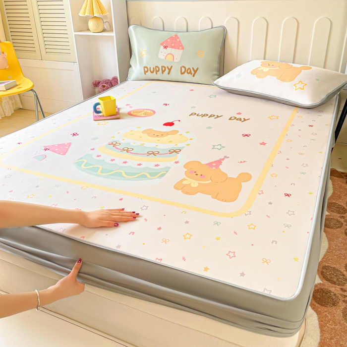 91家纺网 家纺一手货源 找家纺 柒月家居 2026新款大版印花碳光冰丝席床笠款凉席 床笠-蛋糕汪汪