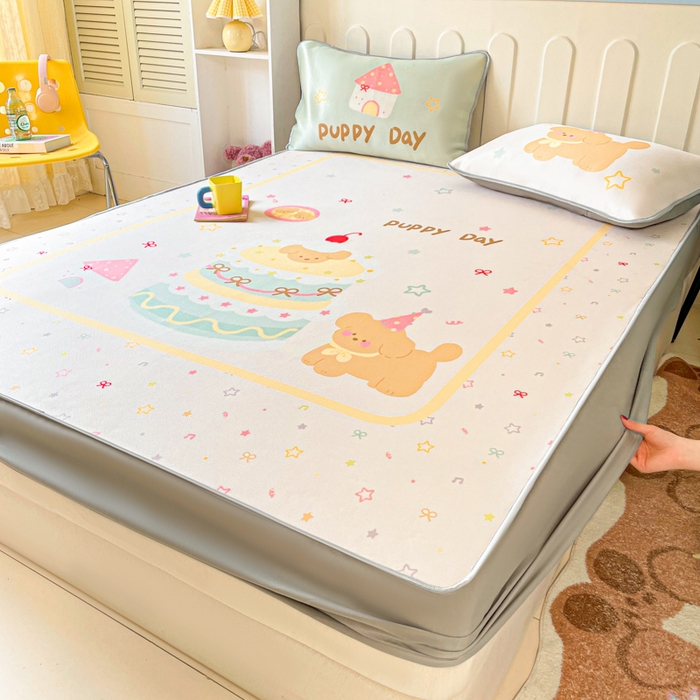 91家纺网 家纺一手货源 找家纺 柒月家居 2026新款大版印花碳光冰丝席床笠款凉席 床笠-蛋糕汪汪