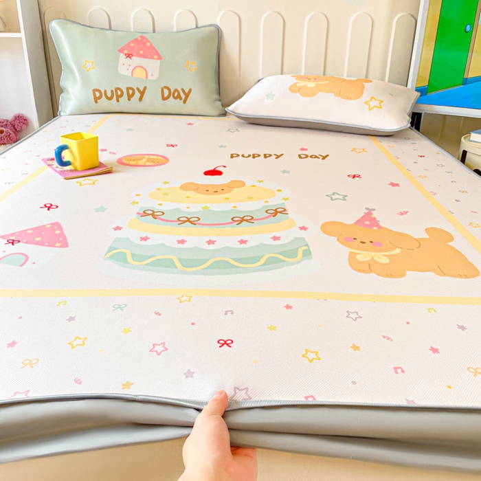 91家纺网 家纺一手货源 找家纺 柒月家居 2026新款大版印花碳光冰丝席床笠款凉席 床笠-蛋糕汪汪