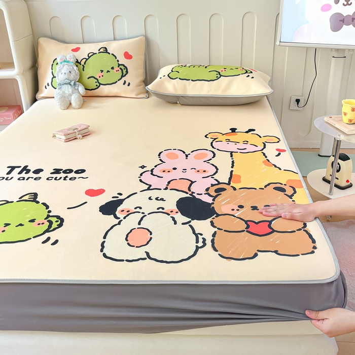 91家纺网 家纺一手货源 找家纺 柒月家居 2026新款大版印花碳光冰丝席床笠款凉席 床笠-动物派对