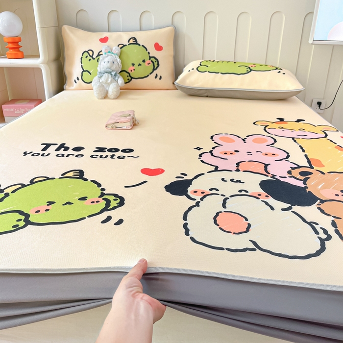 91家纺网 家纺一手货源 找家纺 柒月家居 2026新款大版印花碳光冰丝席床笠款凉席 床笠-动物派对